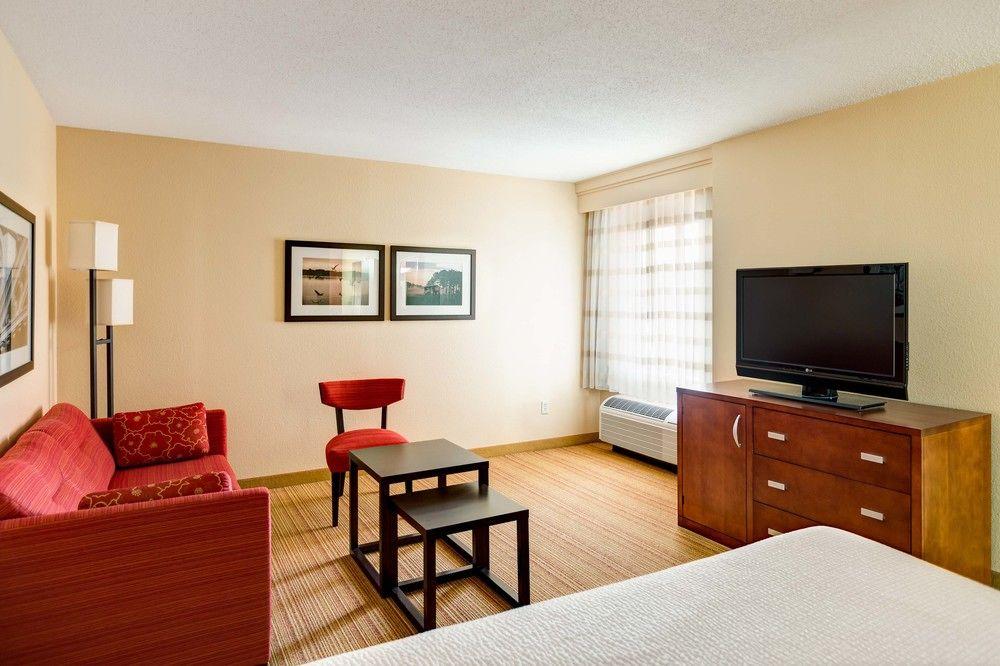 Courtyard By Marriott Dulles Town Center Hotel Sterling Exterior photo
