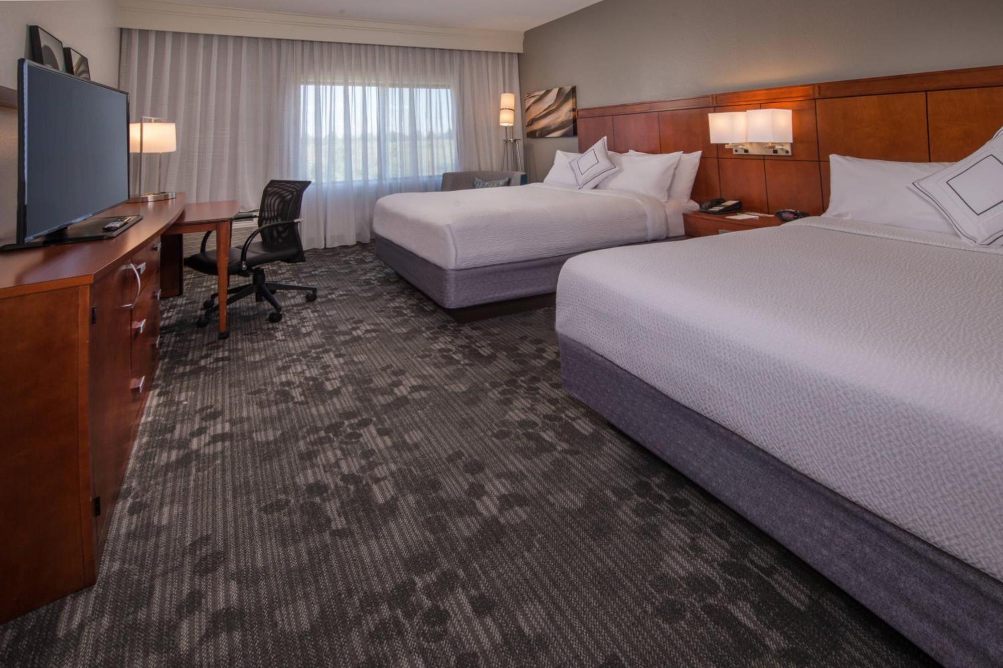 Courtyard By Marriott Dulles Town Center Hotel Sterling Exterior photo