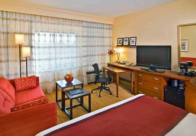 Courtyard By Marriott Dulles Town Center Hotel Sterling Exterior photo